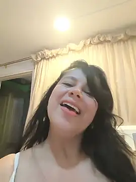 Snapshot of MonserratLune_ chatting on May 16, 2026, 7:12 pm MonserratLune online show from May 16, 2026, 7:12 pm