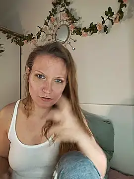 Snapshot of Candy_Cougar chatting on May 29, 2026, 7:17 am Candy Cougar online show from May 29, 2026, 7:17 am