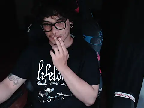 Snapshot of lilgothboy chatting on May 26, 2026, 4:52 am lilgothboy online show from May 26, 2026, 4:52 am