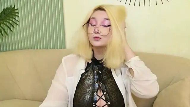 Cassey Well online show from June 10, 2026, 8:52 pm