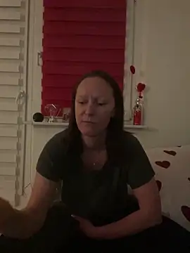 Snapshot of LindaLee90 chatting on June 8, 2026, 10:43 pm LindaLee90 online show from June 8, 2026, 10:43 pm