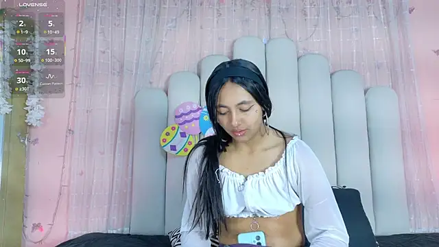 Snapshot of Hollyyqueen_ chatting on June 10, 2026, 8:08 pm Hollyyqueen online show from June 10, 2026, 8:08 pm