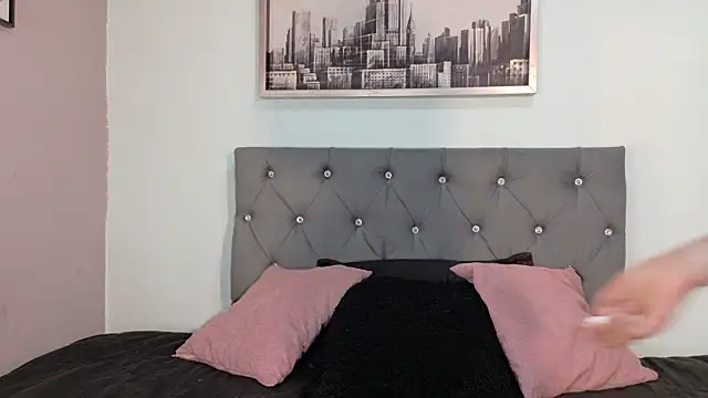 Hollyyqueen  online show from July 21, 2026, 9:06 pm