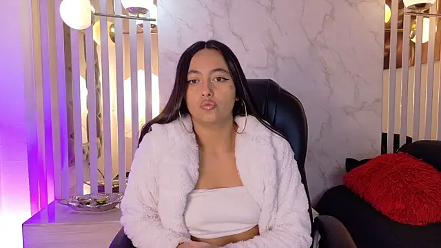 Hollyyqueen  online show from July 27, 2026, 11:34 pm