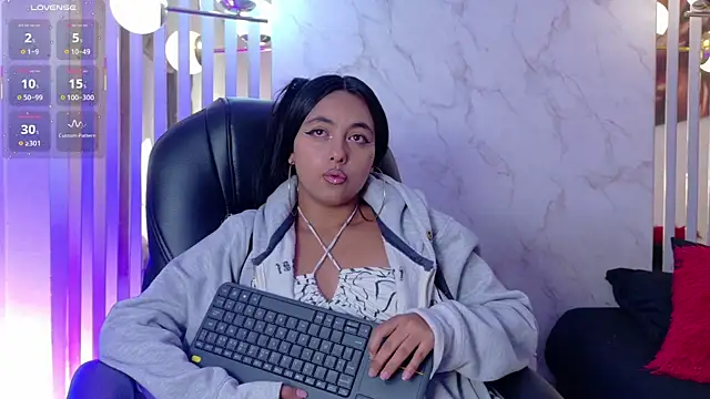 Hollyyqueen  online show from July 31, 2026, 11:26 pm