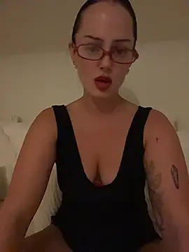 Snapshot of molotovmami chatting on July 6, 2026, 11:18 pm molotovmami online show from July 6, 2026, 11:18 pm