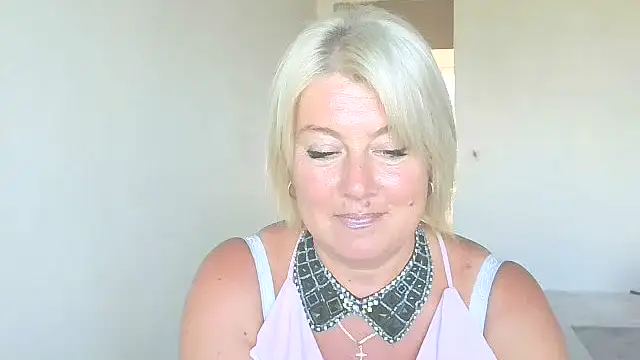MollyyJoyy online show from July 19, 2026, 1:04 pm