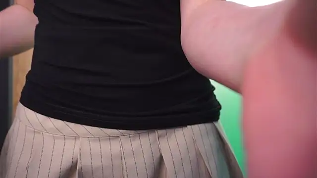 LeisleyMoll online show from May 14, 2026, 1:51 pm