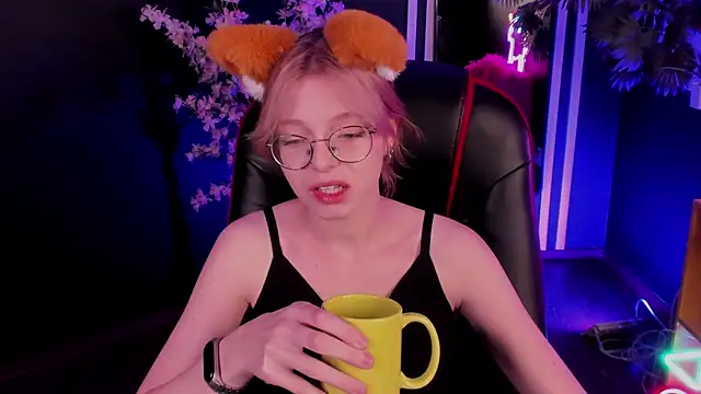 Snapshot of FoxxyyPolly chatting on July 21, 2026, 5:43 am FoxxyyPolly online show from July 21, 2026, 5:43 am