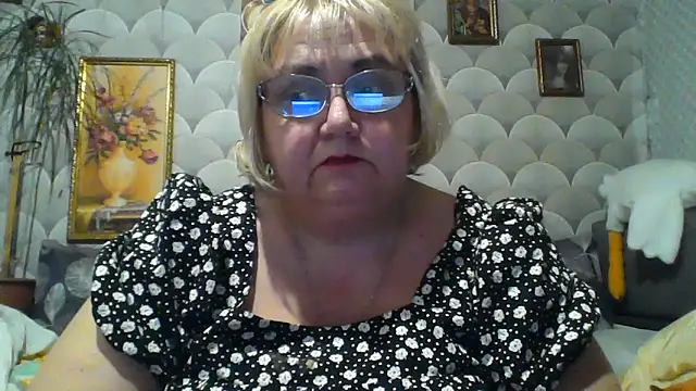 MarinaFarina53 online show from June 14, 2026, 6:43 pm