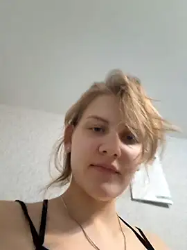 Snapshot of mooniekiss chatting on May 11, 2026, 7:22 pm mooniekiss online show from May 11, 2026, 7:22 pm