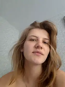 Snapshot of mooniekiss chatting on May 27, 2026, 8:44 am mooniekiss online show from May 27, 2026, 8:44 am