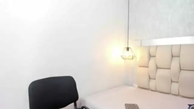 Snapshot of Bella_adamss_ chatting on June 24, 2026, 2:32 am Bella adamss online show from June 24, 2026, 2:32 am