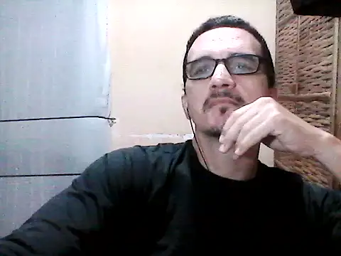 Snapshot of DouglasBr22 chatting on May 10, 2026, 3:33 am DouglasBr22 online show from May 10, 2026, 3:33 am