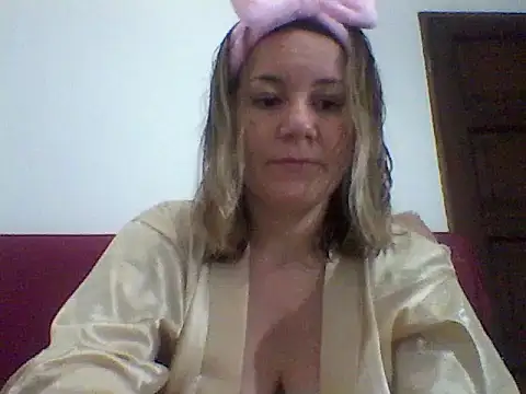 Snapshot of AllisonLove2 chatting on June 10, 2026, 2:45 am AllisonLove2 online show from June 10, 2026, 2:45 am