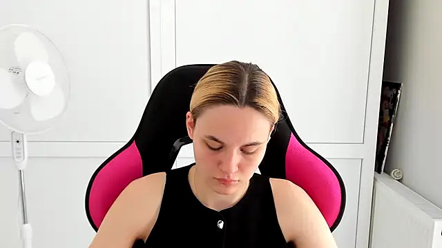 Snapshot of Emma_starrs_ chatting on May 22, 2026, 10:10 am Emma starrs online show from May 22, 2026, 10:10 am