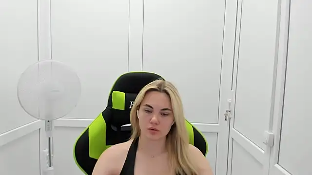Snapshot of Emma_starrs_ chatting on June 29, 2026, 10:15 am Emma starrs online show from June 29, 2026, 10:15 am