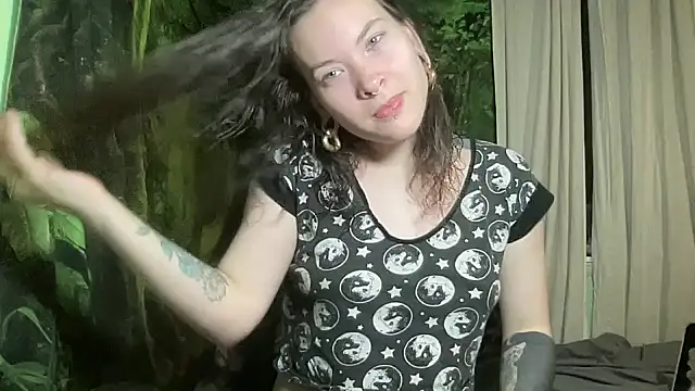 mo0ngoddess online show from January 6, 2026, 1:53 am