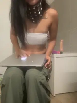 Snapshot of PoussiereOrientale chatting on June 3, 2026, 10:48 pm PoussiereOrientale online show from June 3, 2026, 10:48 pm