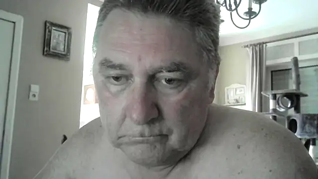 Snapshot of edje59a chatting on April 28, 2026, 6:18 am edje59a online show from April 28, 2026, 6:18 am