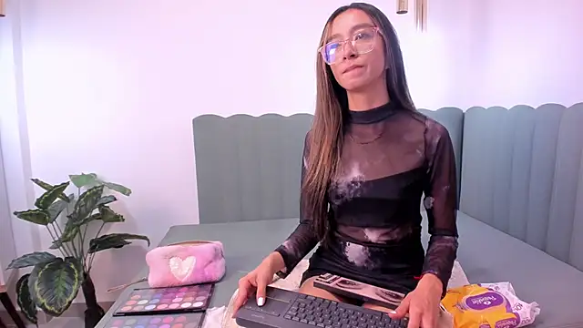 Snapshot of HannaCarttier_ chatting on May 14, 2026, 12:23 pm HannaCarttier online show from May 14, 2026, 12:23 pm