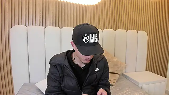 Snapshot of andylol330 chatting on July 16, 2026, 2:17 am andylol330 online show from July 16, 2026, 2:17 am
