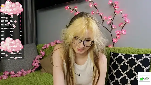 Snapshot of HellyCherry chatting on July 4, 2026, 8:04 pm HellyCherry online show from July 4, 2026, 8:04 pm