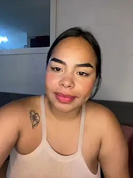 Snapshot of lunaa_and_vale chatting on June 13, 2026, 3:37 am lunaa and vale online show from June 13, 2026, 3:37 am