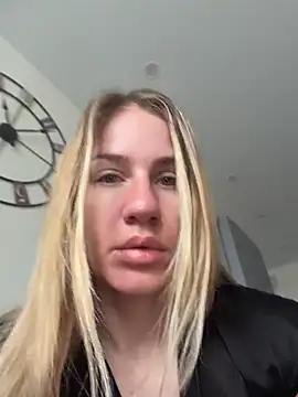 Snapshot of AnnaMist_ chatting on May 25, 2026, 4:18 am AnnaMist online show from May 25, 2026, 4:18 am