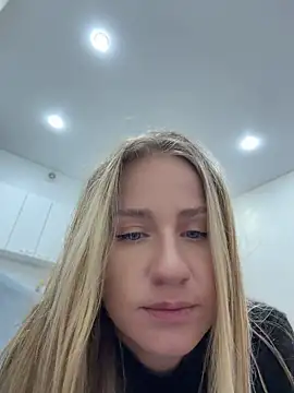 Snapshot of AnnaMist_ chatting on July 18, 2026, 5:50 pm AnnaMist online show from July 18, 2026, 5:50 pm