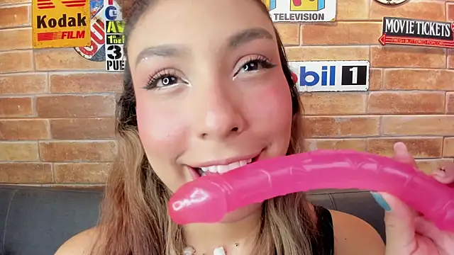 Snapshot of foxy_antonela chatting on July 15, 2026, 2:39 am foxy antonela online show from July 15, 2026, 2:39 am