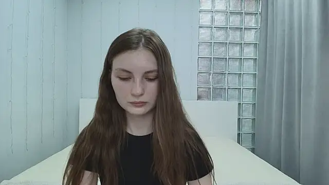 Snapshot of Shyly__Lisa chatting on June 13, 2026, 1:36 am Shyly Lisa online show from June 13, 2026, 1:36 am