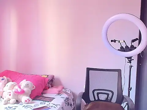 im auroraa online show from June 26, 2026, 9:41 pm