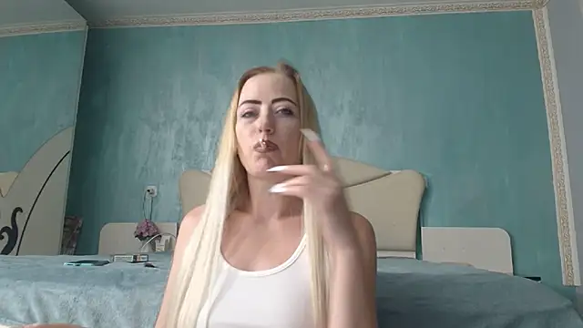 LaraLanee online show from July 9, 2026, 7:29 pm