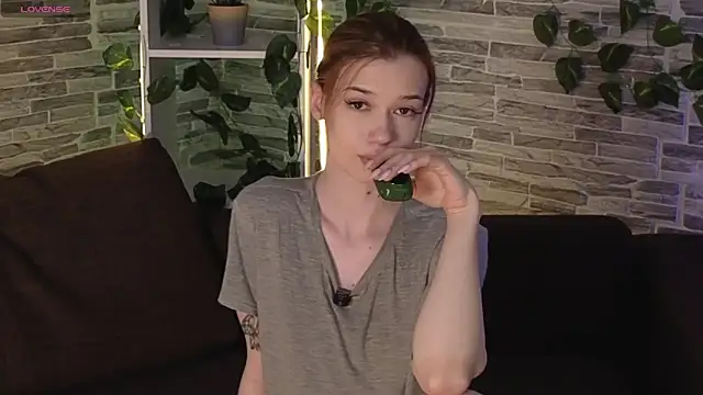 Snapshot of OliviaFoxsis chatting on May 16, 2026, 6:32 am OliviaFoxsis online show from May 16, 2026, 6:32 am