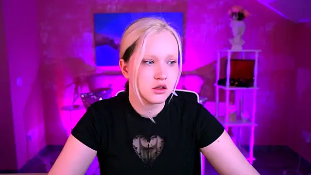 Snapshot of ViolettWoods chatting on June 10, 2026, 6:12 am ViolettWoods online show from June 10, 2026, 6:12 am