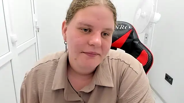 Snapshot of Bella_shyy_ chatting on August 3, 2026, 3:05 pm Bella shyy online show from August 3, 2026, 3:05 pm