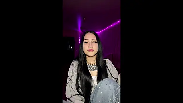 Greeneyedlauren online show from May 17, 2026, 1:07 pm