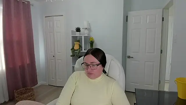 Snapshot of Vika73 chatting on February 18, 2025, 6:15 pm Vika73 online show from February 18, 2025, 6:15 pm