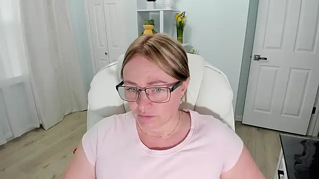 Snapshot of Vika73 chatting on March 17, 2025, 7:15 pm Vika73 online show from March 17, 2025, 7:15 pm