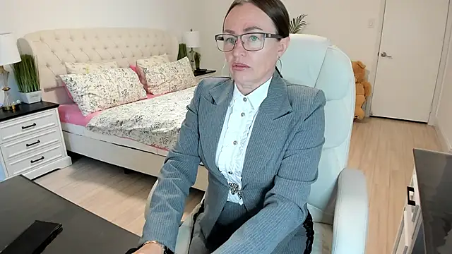 Snapshot of Vika73 chatting on October 17, 2025, 12:30 pm Vika73 online show from October 17, 2025, 12:30 pm