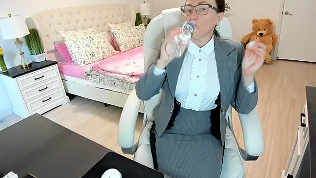 Snapshot of Vika73 chatting on October 19, 2025, 1:45 pm Vika73 online show from October 19, 2025, 1:45 pm