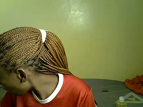 Snapshot of Pearl_petite chatting on July 8, 2026, 7:07 pm Pearl petite online show from July 8, 2026, 7:07 pm