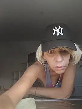 Snapshot of MartinaX_X chatting on May 18, 2026, 8:42 am MartinaX X online show from May 18, 2026, 8:42 am