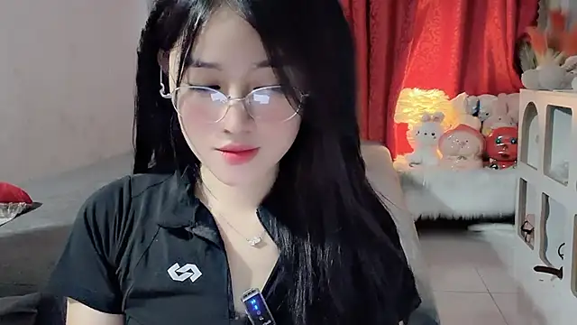 Snapshot of Bee-Cherry chatting on May 24, 2026, 6:18 am Bee-Cherry online show from May 24, 2026, 6:18 am
