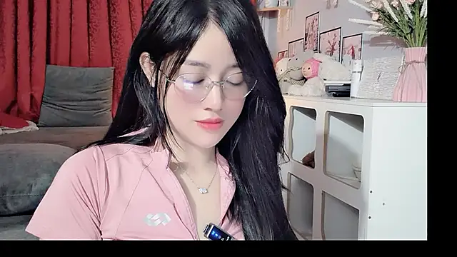 Snapshot of Bee-Cherry chatting on May 28, 2026, 5:54 pm Bee-Cherry online show from May 28, 2026, 5:54 pm
