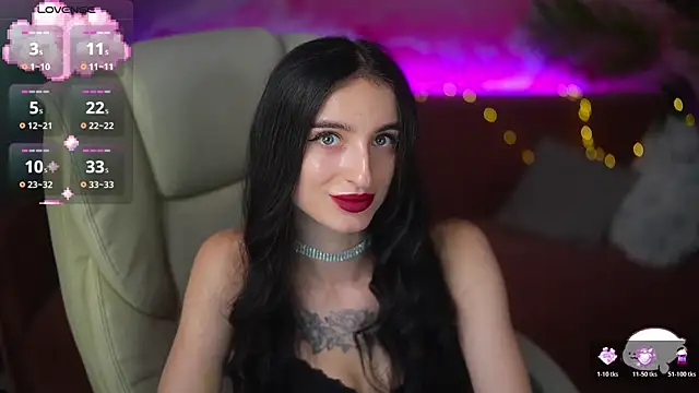 Snapshot of EmilyyMoon chatting on June 14, 2026, 1:35 pm EmilyyMoon online show from June 14, 2026, 1:35 pm