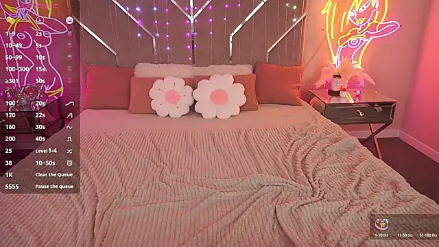EviiLune online show from June 17, 2026, 8:54 pm