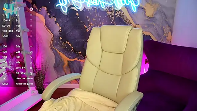 EviiLune online show from June 24, 2026, 6:56 am