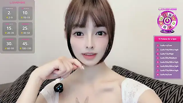 Snapshot of Elleeeee chatting on July 11, 2026, 8:28 am Elleeeee online show from July 11, 2026, 8:28 am
